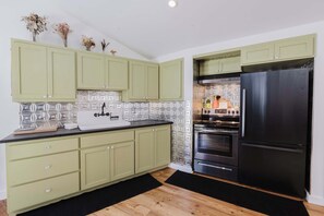 Fridge, microwave, oven, stovetop - Cozy recreation home with full kitchen, washer & dryer, private lot and WIFI (Bend)