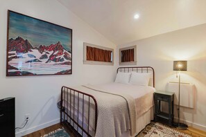 1 bedroom, iron/ironing board, WiFi, bed sheets - Cozy recreation home with full kitchen, washer & dryer, private lot and WIFI (Bend)