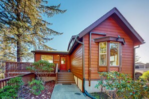 Exterior - Ocean/mountain view home in Boardman Scenic Corridor with great deck (Brookings)