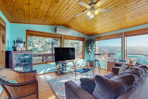 TV, offices - Ocean/mountain view home in Boardman Scenic Corridor with great deck (Brookings)