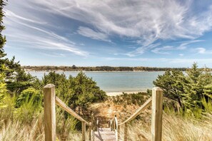 Beach nearby - Stunning Spacious Riverfront House with Private Sauna (Florence)