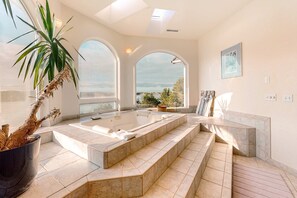 Spa - Stunning Spacious Riverfront House with Private Sauna (Florence)