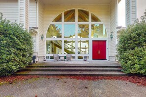 Exterior - Stunning Spacious Riverfront House with Private Sauna (Florence)