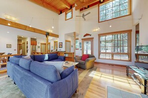 TV, DVD player, stereo, offices - Tree-lined home with private hot tub, resort pools, hot tubs, & gym (Black Butte Ranch)