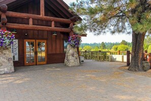 Outdoor dining - Charming home with private hot tub, SHARC amenity passes, patio, WiFi (Sunriver)