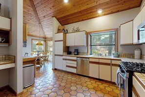 Fridge, microwave, oven, stovetop - Charming home with private hot tub, SHARC amenity passes, patio, WiFi (Sunriver)