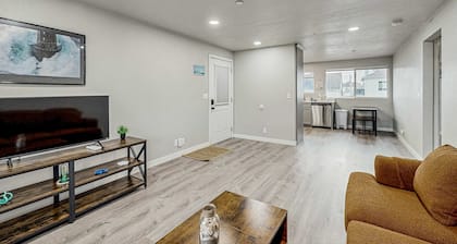 Spacious condo, close to the river, with WiFi, streaming, washer&dryer