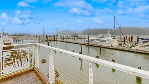 A marina with boats docked, a wooden deck, and a clear sky. - Spacious condo, close to the river, with WiFi, streaming, washer&dryer (Florence)