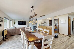Dining - Lakefront dream with private hot tub, dock, kayaks, pedal boat & amazing views (Florence)