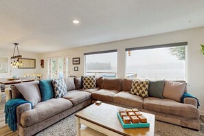 TV, fireplace, offices - Lakefront dream with private hot tub, dock, kayaks, pedal boat & amazing views (Florence)