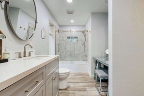 Shower, hair dryer, towels - Lakefront dream with private hot tub, dock, kayaks, pedal boat & amazing views (Florence)