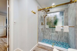 Douche, sèche-cheveux, serviettes fournies