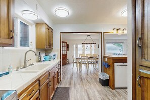 Fridge, microwave, oven, stovetop - Lakefront dream with private hot tub, dock, kayaks, pedal boat & amazing views (Florence)