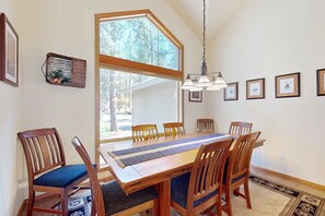 Dining - Cozy home near SHARC has AC with a  large deck and gas grill (Sunriver)