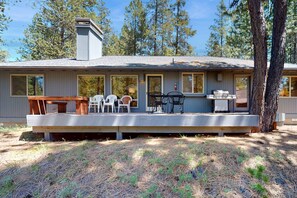 Outdoor dining - Cozy home near SHARC has AC with a  large deck and gas grill (Sunriver)