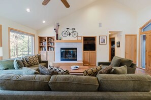 TV, fireplace, offices - Cozy home near SHARC has AC with a  large deck and gas grill (Sunriver)