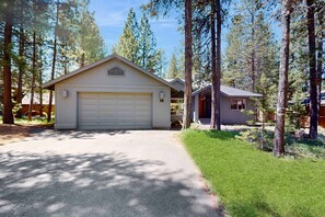 Exterior - Cozy home near SHARC has AC with a  large deck and gas grill (Sunriver)