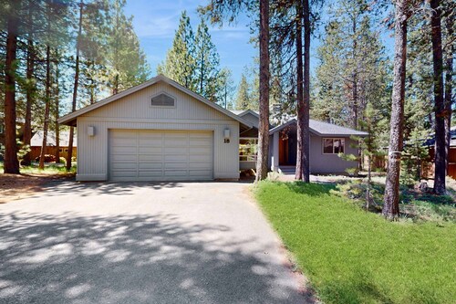 Cozy home near SHARC has AC with a  large deck and gas grill