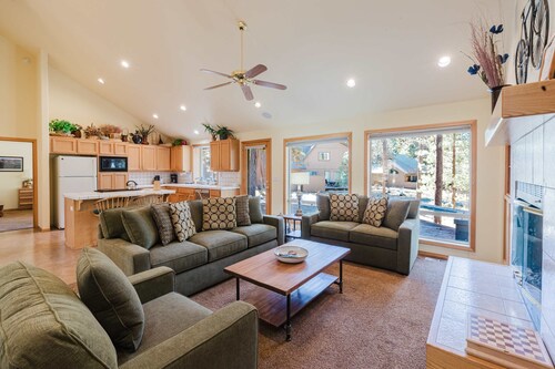 Cozy home near SHARC has AC with a  large deck and gas grill