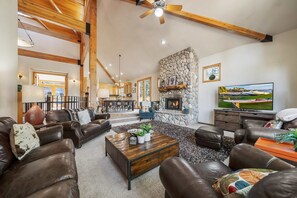 TV, fireplace, DVD player, offices - Home among the pines with a private hot tub, patio & 8 SHARC passes (Sunriver)