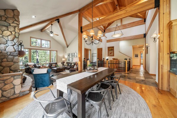 Dining - Home among the pines with a private hot tub, patio & 8 SHARC passes (Sunriver)