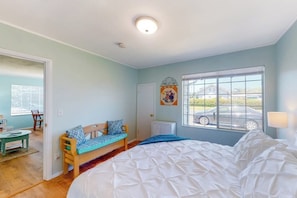 2 bedrooms, desk, WiFi, bed sheets