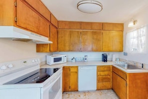 Coffee/tea maker, fridge, microwave, oven