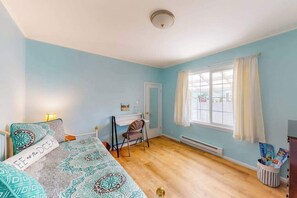 2 bedrooms, desk, WiFi, bed sheets
