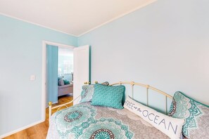 2 bedrooms, desk, WiFi, bed sheets