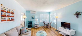 Charming, dog-friendly house with Wifi & W&D - near the river