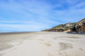 Beach - Experience Comfort and Serenity by the Sea, Dog Friendly with AC, & Patio (Yachats)