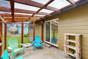 Terrace/patio - Experience Comfort and Serenity by the Sea, Dog Friendly with AC, & Patio (Yachats)