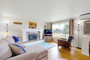 TV, offices - Experience Comfort and Serenity by the Sea, Dog Friendly with AC, & Patio (Yachats)