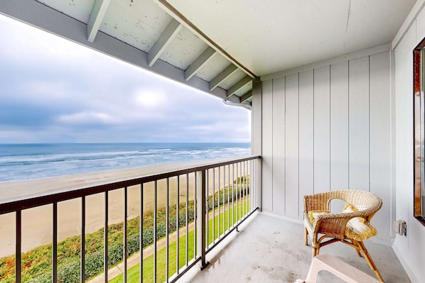 Property grounds - Oceanfront condo with amazing view, fireplace, balcony & beach access (Newport)