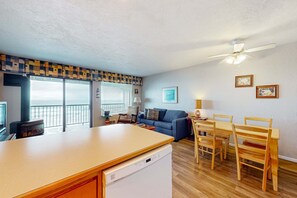 TV, fireplace, DVD player, offices - Oceanfront condo with amazing view, fireplace, balcony & beach access (Newport)