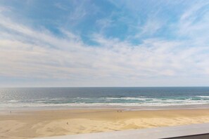 On the beach - Oceanfront condo with amazing view, fireplace, balcony & beach access (Newport)