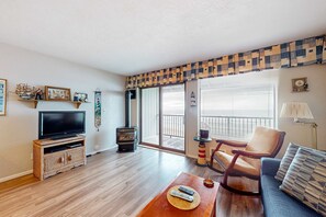 TV, fireplace, DVD player, offices - Oceanfront condo with amazing view, fireplace, balcony & beach access (Newport)