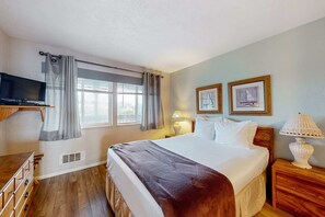 1 bedroom, iron/ironing board, WiFi, bed sheets - Oceanfront condo with amazing view, fireplace, balcony & beach access (Newport)