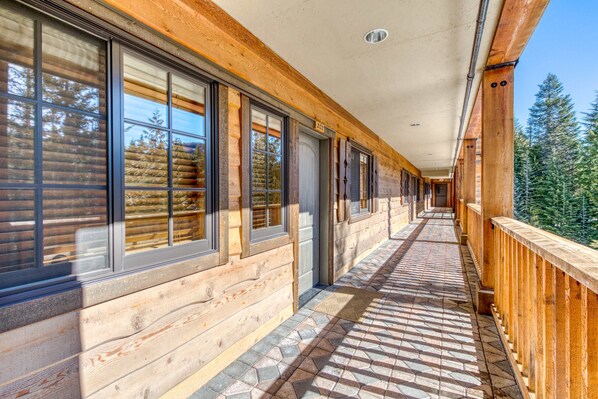 Exterior detail - Mountain condo with gas fireplace, shared pool, hot tub, sauna & easy ski access (Government Camp)