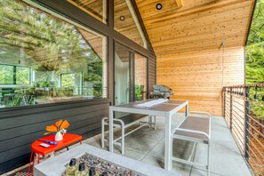 Outdoor dining - Sleek, Modern Home in Town with Forest Views, Fire Table, WiFi - Walk to Skiing (Government Camp)