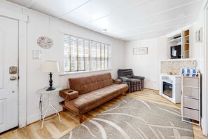 TV, fireplace, DVD player, offices - Colorful, Dog-Friendly Cottage with Free WiFi, Fireplace - Near Beach & Town (Cannon Beach)