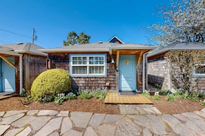 Exterior detail - Colorful, Dog-Friendly Cottage with Free WiFi, Fireplace - Near Beach & Town (Cannon Beach)