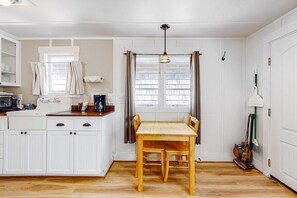 Fridge, microwave, stovetop, coffee/tea maker - Colorful, Dog-Friendly Cottage with Free WiFi, Fireplace - Near Beach & Town (Cannon Beach)