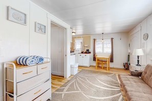 TV, fireplace, DVD player, offices - Colorful, Dog-Friendly Cottage with Free WiFi, Fireplace - Near Beach & Town (Cannon Beach)