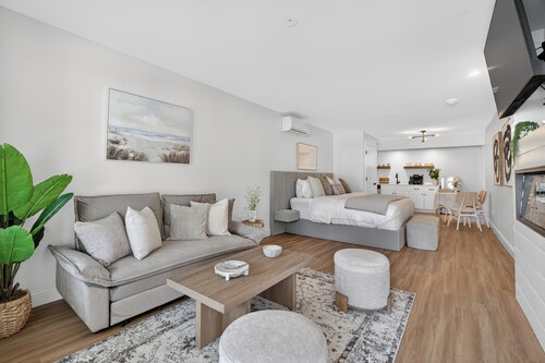 Mystic Inn suite #2-Stylish Modern Studio Near Downtown & Train Station