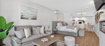 Mystic Inn suite #2-Stylish Modern Studio Near Downtown & Train Station