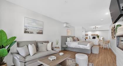 Mystic Inn suite #2-Stylish Modern Studio Near Downtown & Train Station