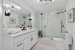 Dusche, Haartrockner, Handtücher, Seife