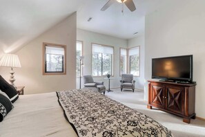 3 bedrooms, iron/ironing board, WiFi, bed sheets - Golf course-view townhome with private hot tub & SHARC access (Sunriver)