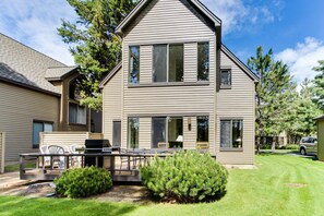 Terrace/patio - Golf course-view townhome with private hot tub & SHARC access (Sunriver)